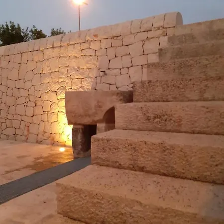 مكان تخييم Il Carrubo House شيكلي
